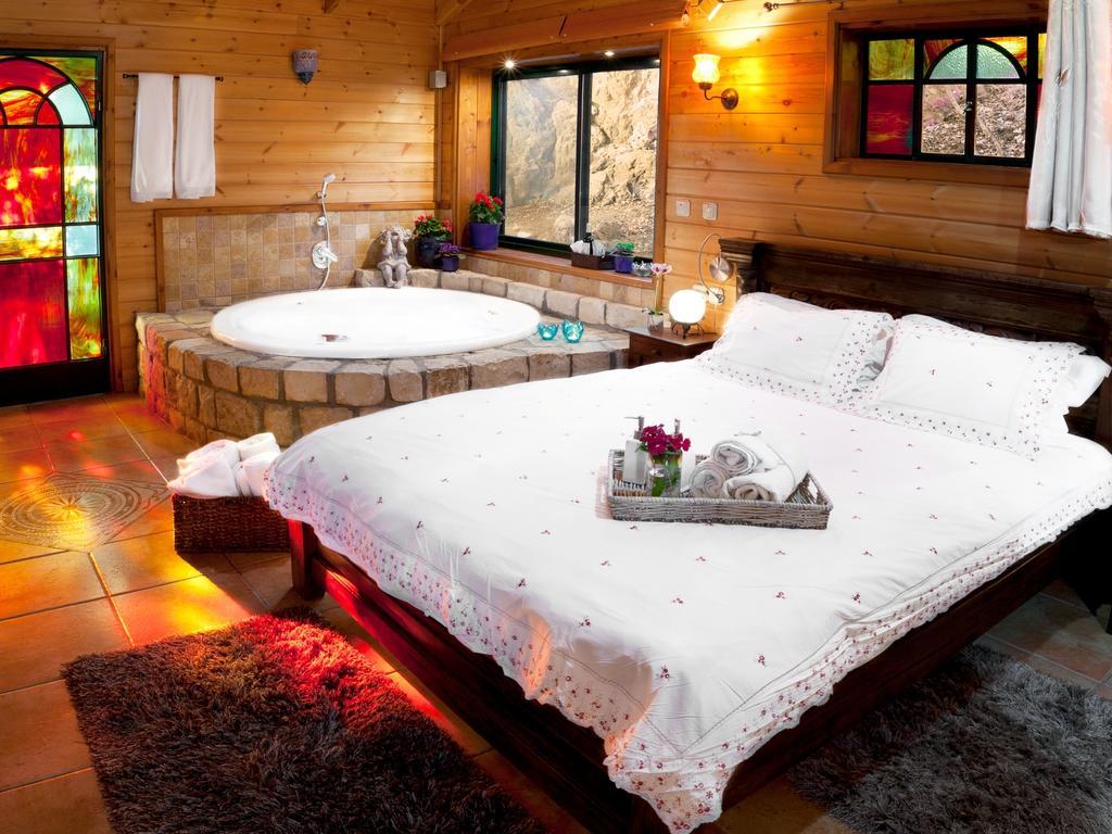 First Light Cabins Amirim Chambre photo
